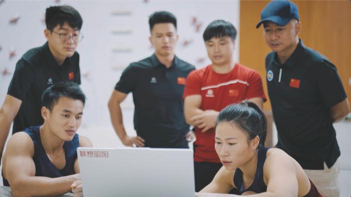 如何根据篮球比赛的不同阶段调整力量训练强度？_0