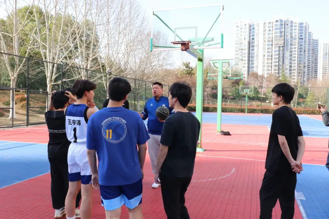 刻苦训练篮球时如何避免受伤的建议_0